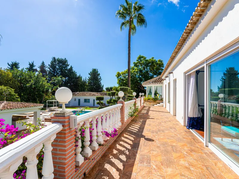 One Level Villa by world-famous architect Frank Lloyd Wright *. Ideal as a family home for  her, him and the children. The villa offers an incredible quality of life, plus a range of leisure, hobbies and sports all under one roof. Excellent location in a 