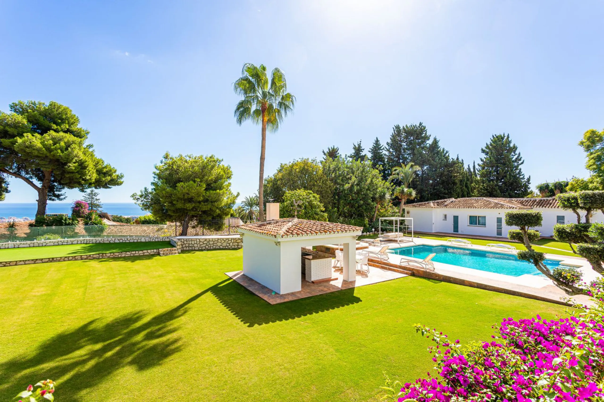 One Level Villa by world-famous architect Frank Lloyd Wright *. Ideal as a family home for  her, him and the children. The villa offers an incredible quality of life, plus a range of leisure, hobbies and sports all under one roof. Excellent location in a 