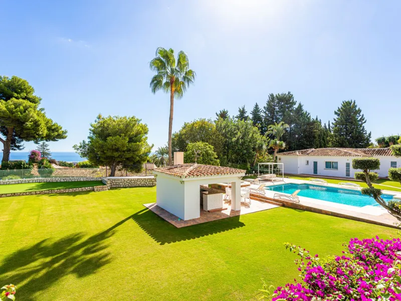 One Level Villa by world-famous architect Frank Lloyd Wright *. Ideal as a family home for  her, him and the children. The villa offers an incredible quality of life, plus a range of leisure, hobbies and sports all under one roof. Excellent location in a 