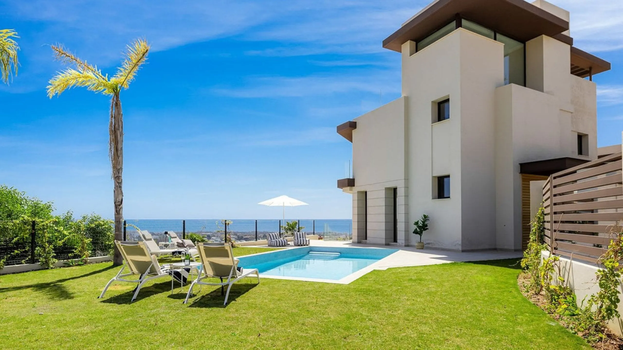 Contemporary villa with panoramic views of the Mediterranean and La Concha.