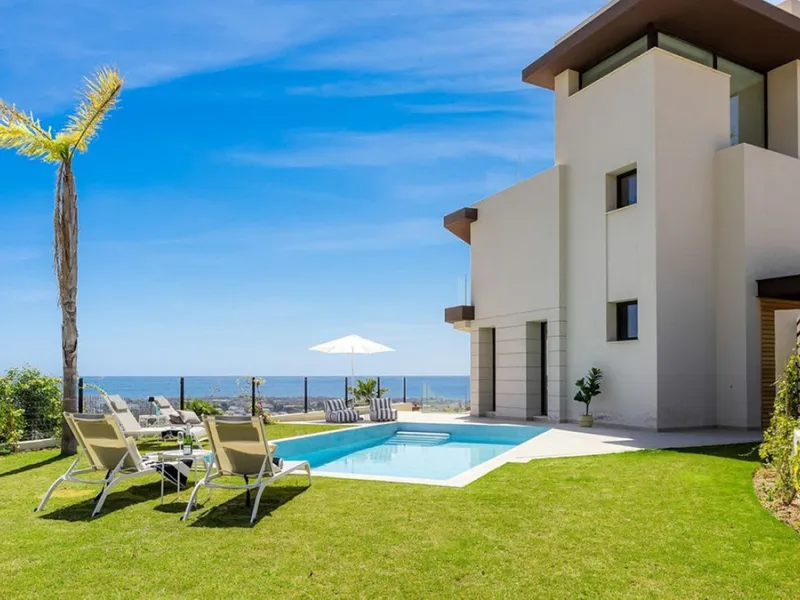 Contemporary villa with panoramic views of the Mediterranean and La Concha.