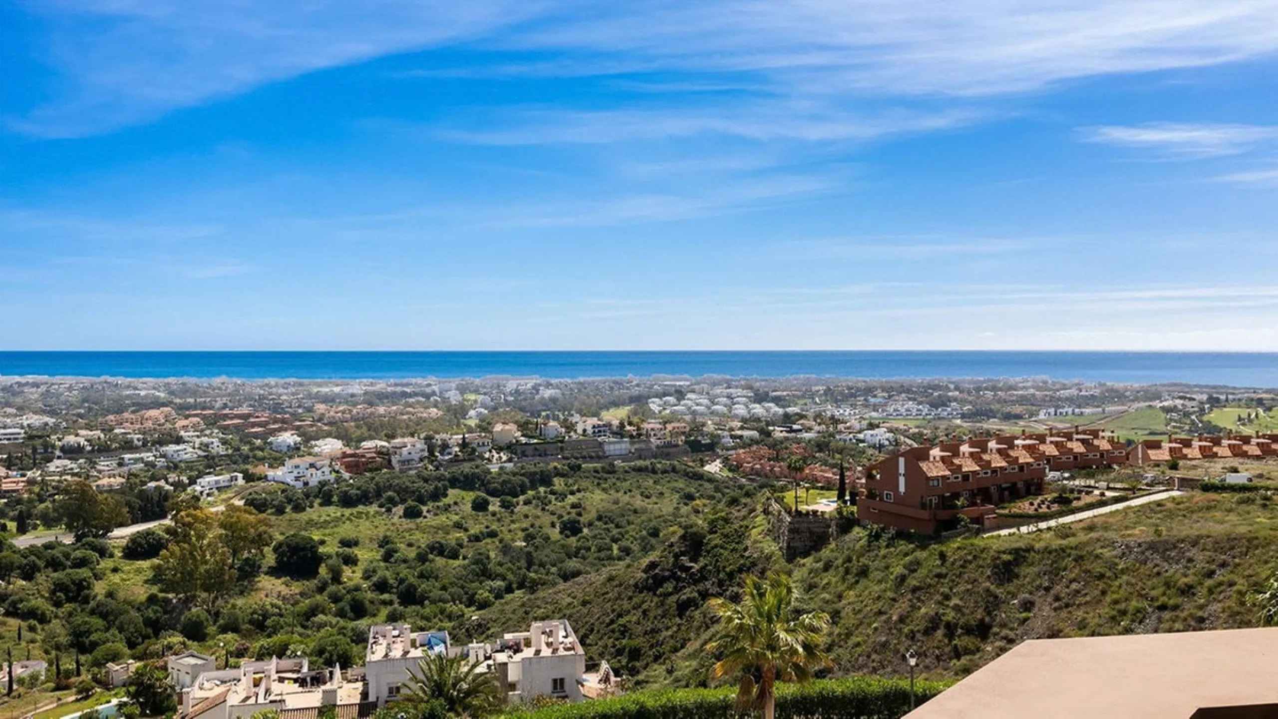 Contemporary villa with panoramic views of the Mediterranean and La Concha.