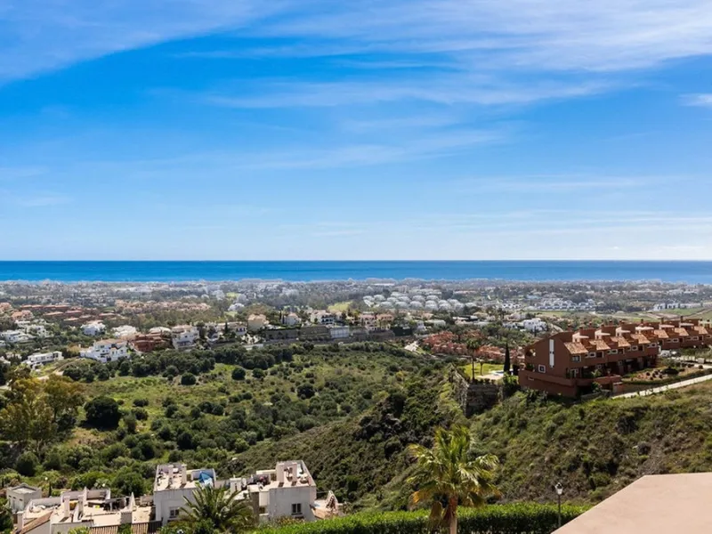 Contemporary villa with panoramic views of the Mediterranean and La Concha.