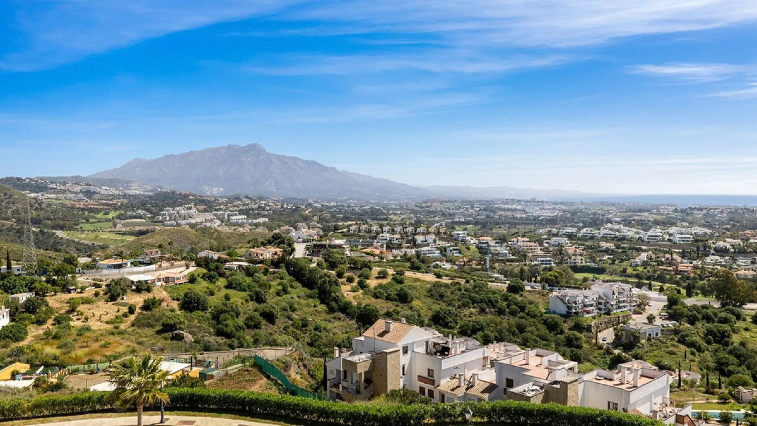 Contemporary villa with panoramic views of the Mediterranean and La Concha.