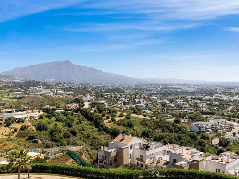 Contemporary villa with panoramic views of the Mediterranean and La Concha.