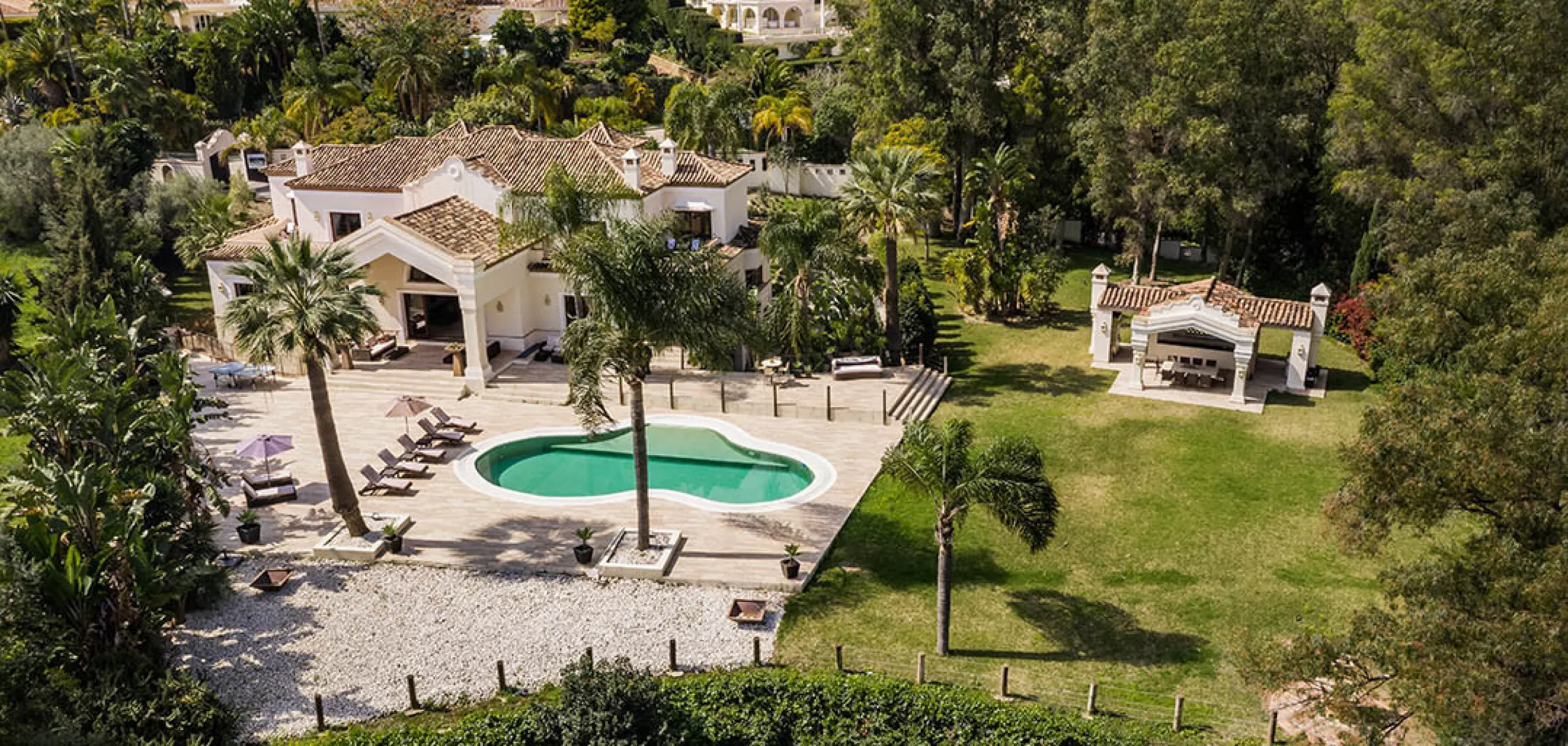 A fabulous 6 bedroom family residence uniquely situated in an elevated position front line to Los Naranjos Golf course thus boasting amazing open views.