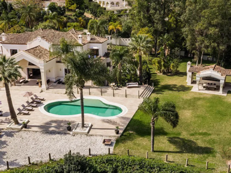 A fabulous 6 bedroom family residence uniquely situated in an elevated position front line to Los Naranjos Golf course thus boasting amazing open views.
