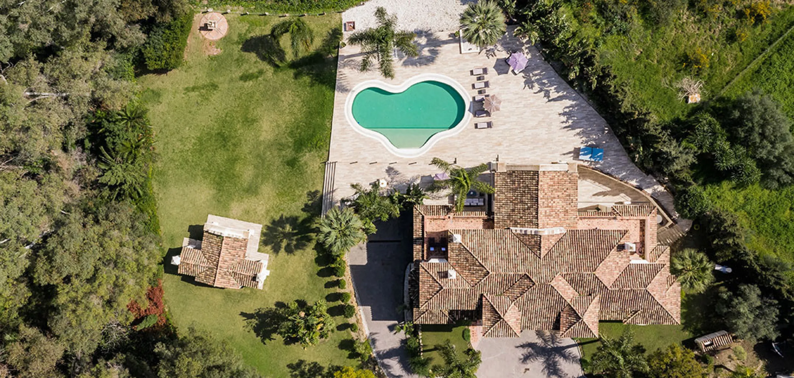 A fabulous 6 bedroom family residence uniquely situated in an elevated position front line to Los Naranjos Golf course thus boasting amazing open views.