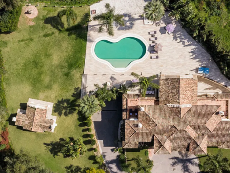A fabulous 6 bedroom family residence uniquely situated in an elevated position front line to Los Naranjos Golf course thus boasting amazing open views.