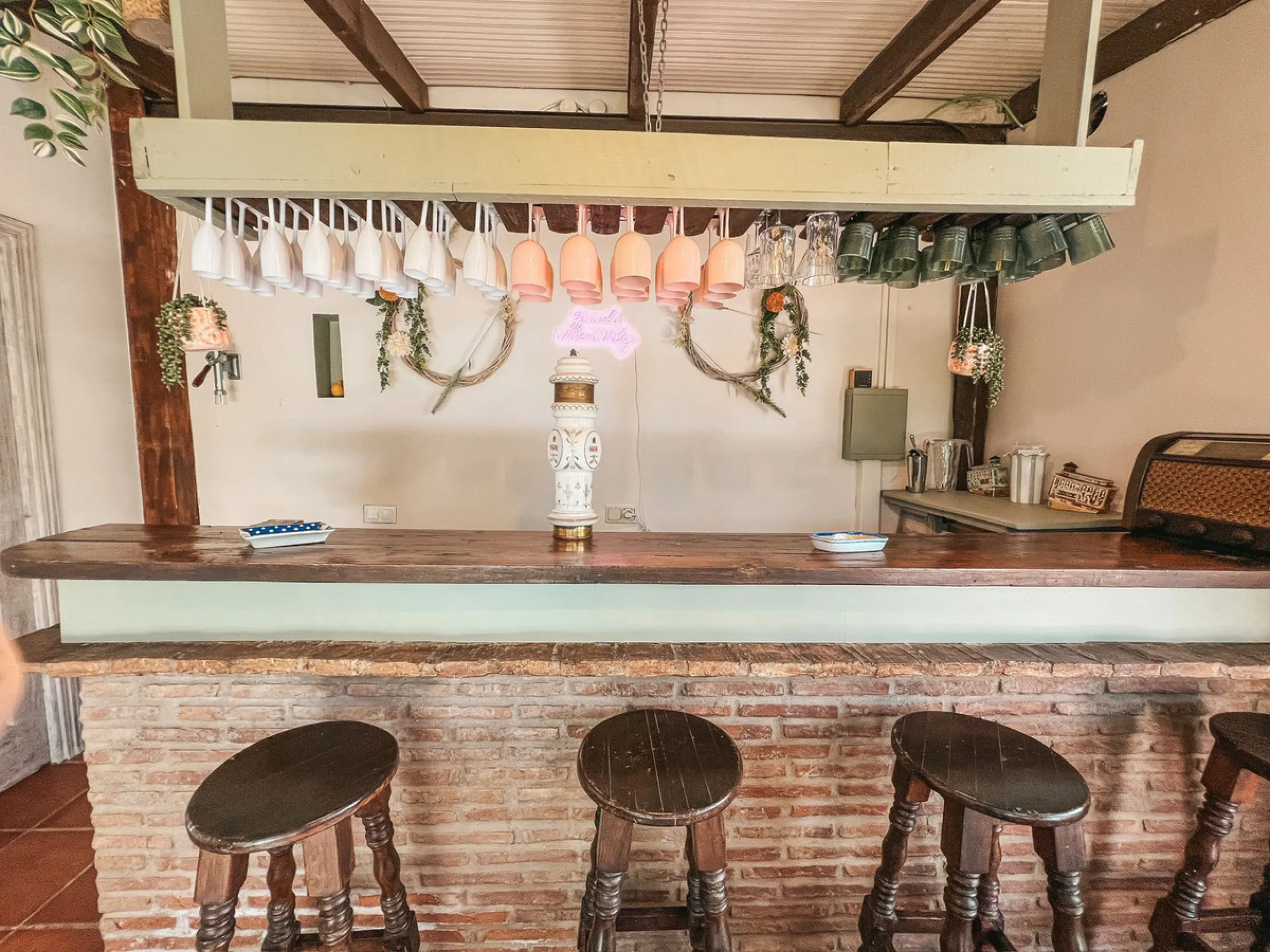 Diese außergewöhnliche Villa in der begehrten Wohngegend Los Jazmines von San Pedro de Alcantara, Malaga, bietet eine ausgezeichnete Gelegenheit für Wohnzwecke oder eine rentable Investition. Das Objekt verfügt über einen gültigen