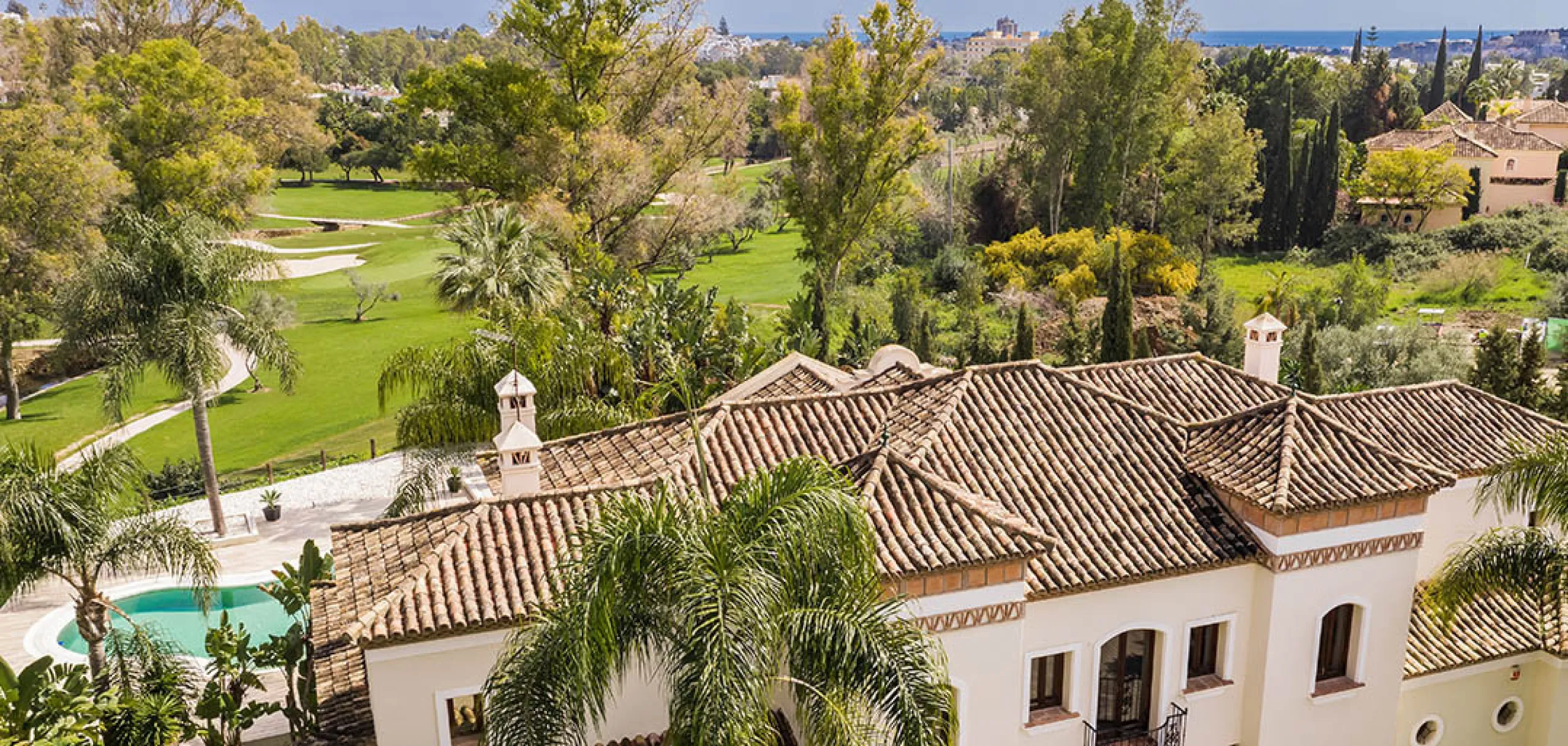 A fabulous 6 bedroom family residence uniquely situated in an elevated position front line to Los Naranjos Golf course thus boasting amazing open views.