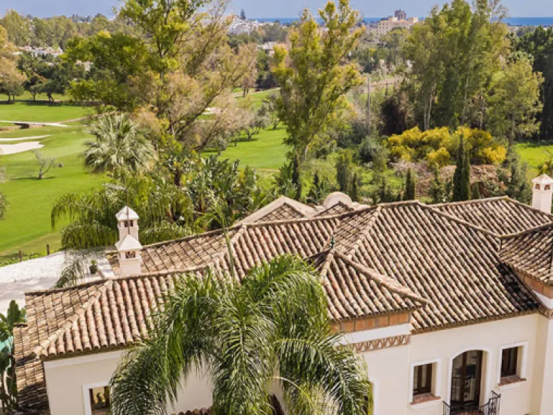 A fabulous 6 bedroom family residence uniquely situated in an elevated position front line to Los Naranjos Golf course thus boasting amazing open views.