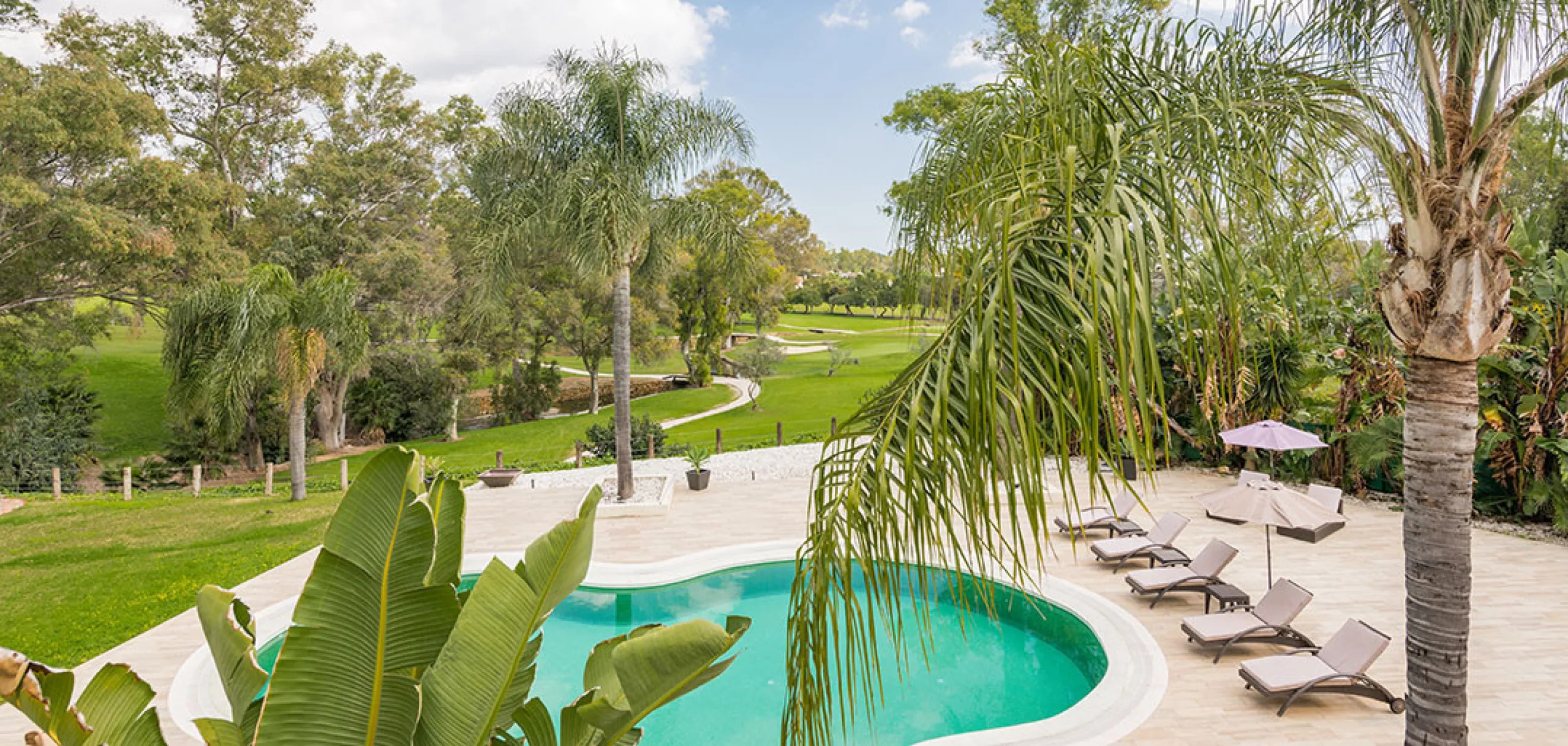 A fabulous 6 bedroom family residence uniquely situated in an elevated position front line to Los Naranjos Golf course thus boasting amazing open views.