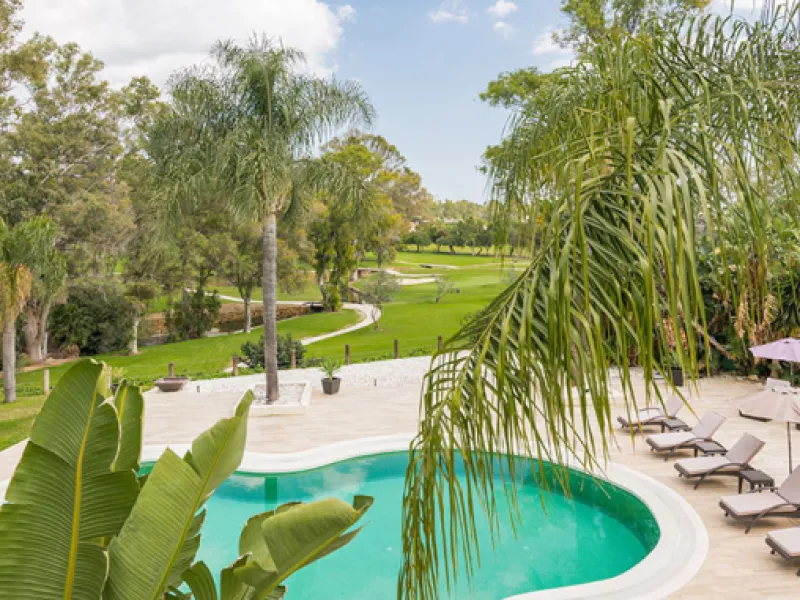 A fabulous 6 bedroom family residence uniquely situated in an elevated position front line to Los Naranjos Golf course thus boasting amazing open views.