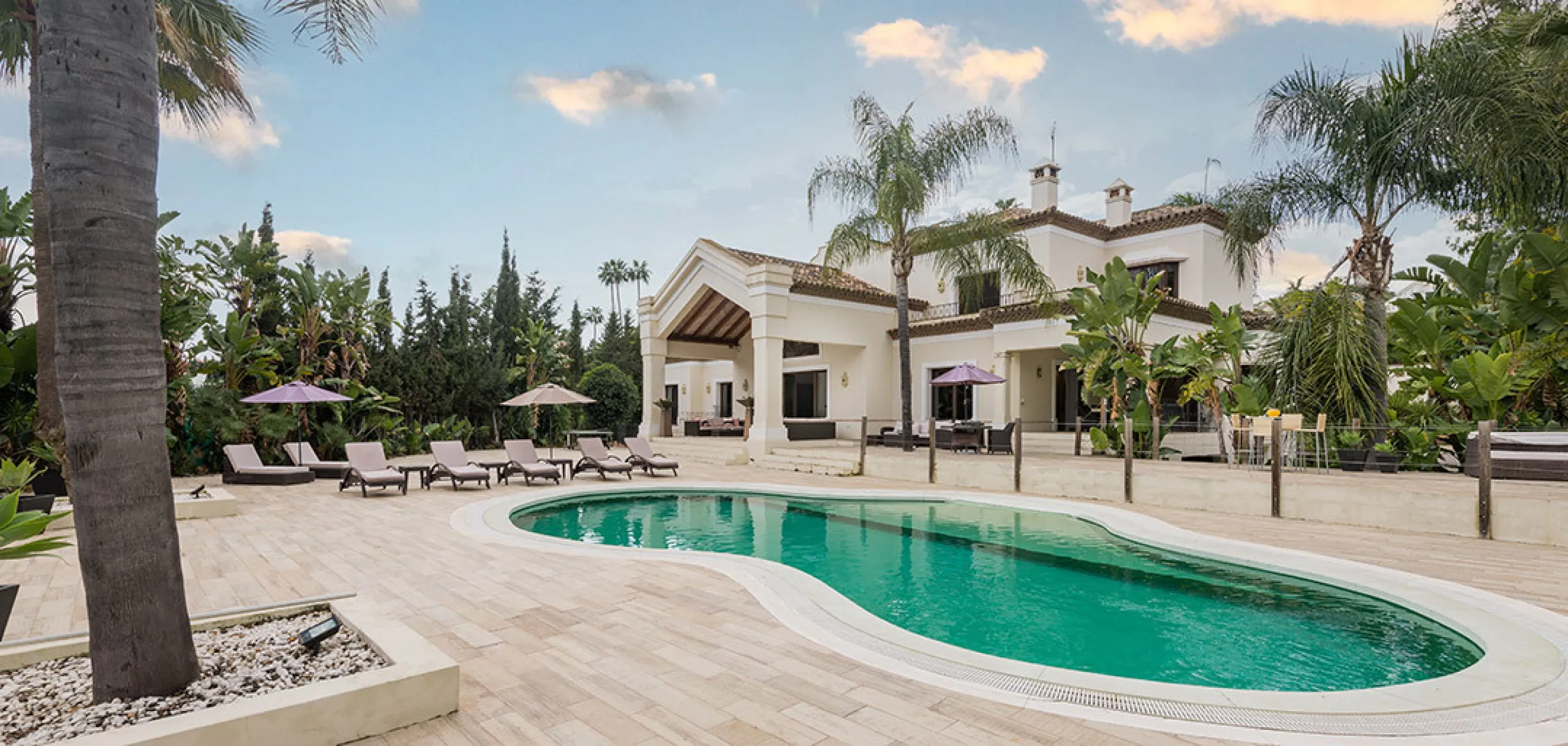 A fabulous 6 bedroom family residence uniquely situated in an elevated position front line to Los Naranjos Golf course thus boasting amazing open views.