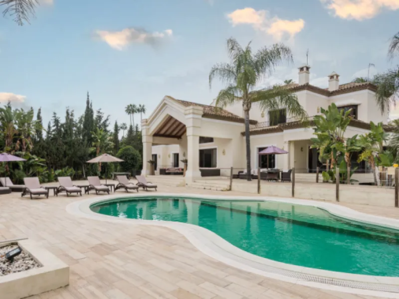 A fabulous 6 bedroom family residence uniquely situated in an elevated position front line to Los Naranjos Golf course thus boasting amazing open views.