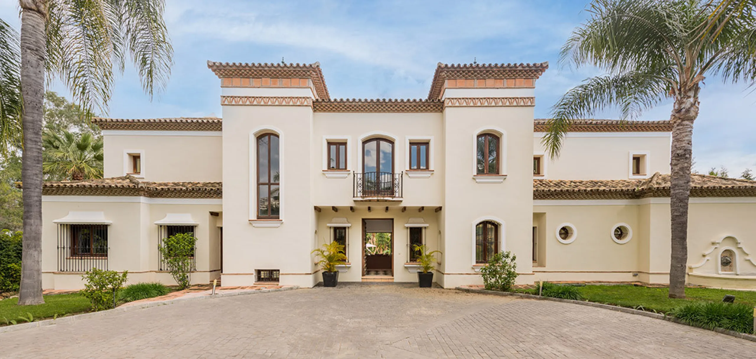 A fabulous 6 bedroom family residence uniquely situated in an elevated position front line to Los Naranjos Golf course thus boasting amazing open views.