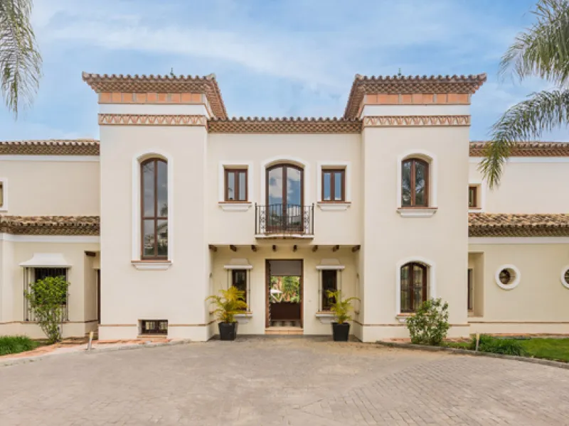 A fabulous 6 bedroom family residence uniquely situated in an elevated position front line to Los Naranjos Golf course thus boasting amazing open views.