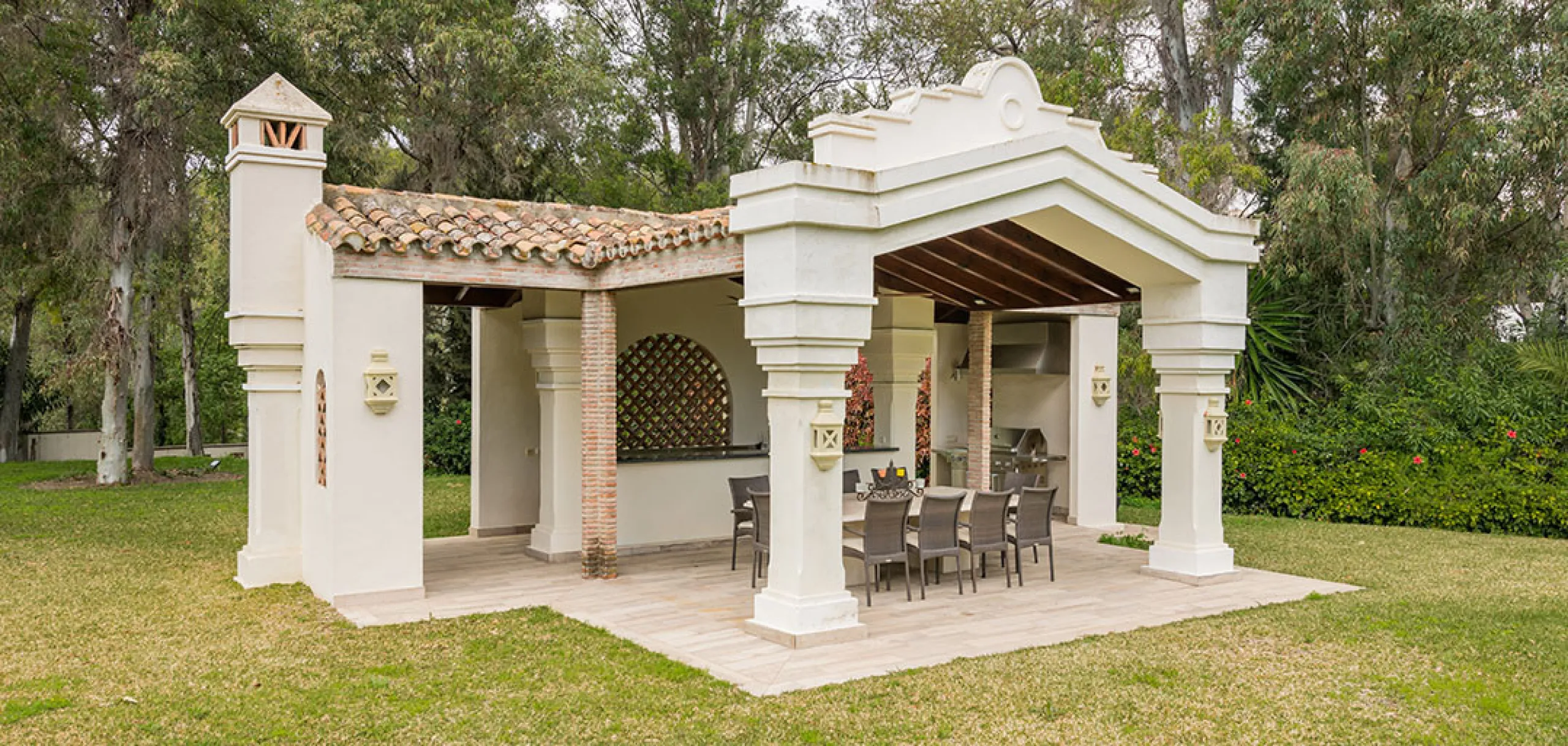 A fabulous 6 bedroom family residence uniquely situated in an elevated position front line to Los Naranjos Golf course thus boasting amazing open views.