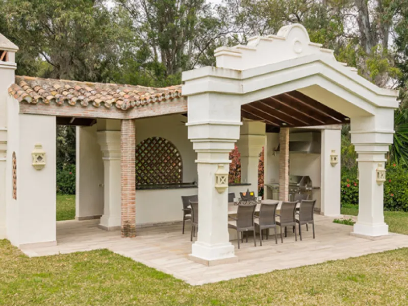 A fabulous 6 bedroom family residence uniquely situated in an elevated position front line to Los Naranjos Golf course thus boasting amazing open views.