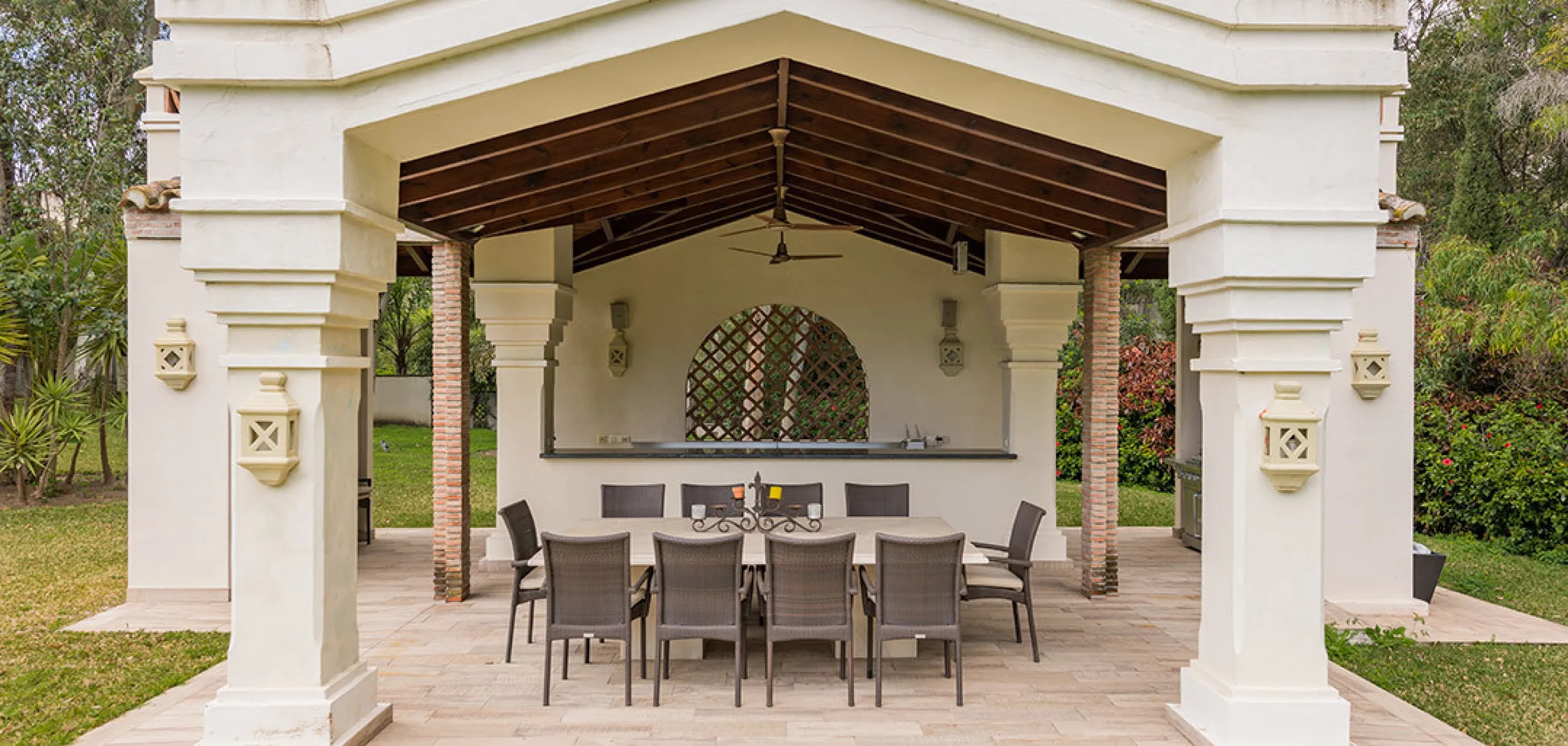 A fabulous 6 bedroom family residence uniquely situated in an elevated position front line to Los Naranjos Golf course thus boasting amazing open views.