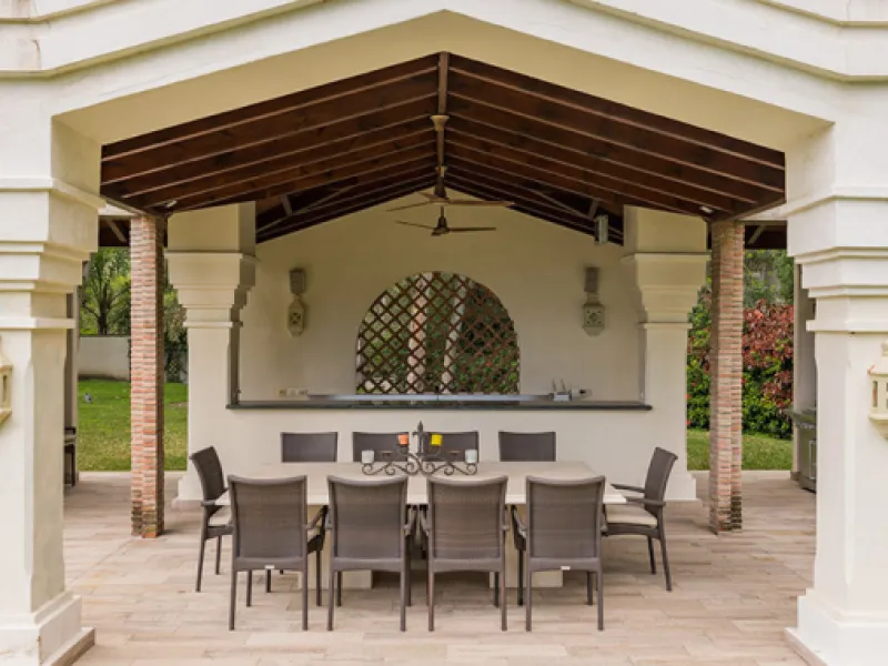 A fabulous 6 bedroom family residence uniquely situated in an elevated position front line to Los Naranjos Golf course thus boasting amazing open views.