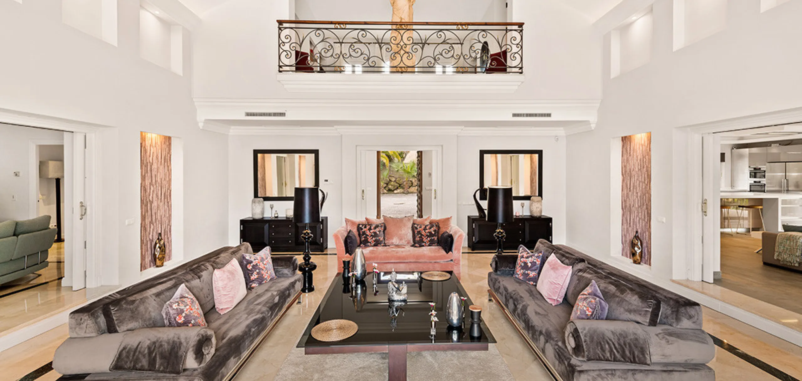 A fabulous 6 bedroom family residence uniquely situated in an elevated position front line to Los Naranjos Golf course thus boasting amazing open views.
