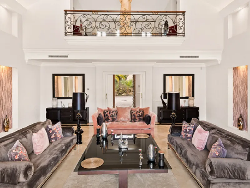 A fabulous 6 bedroom family residence uniquely situated in an elevated position front line to Los Naranjos Golf course thus boasting amazing open views.