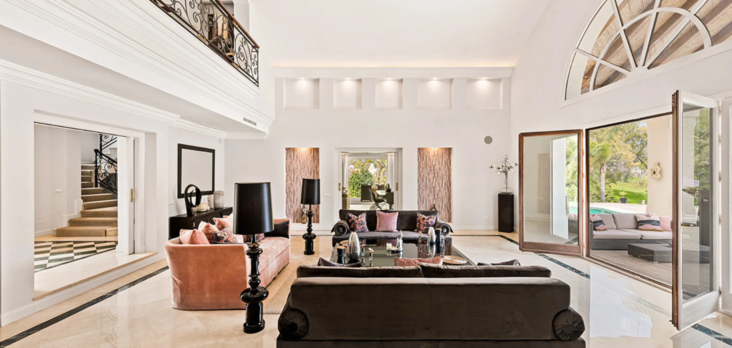 A fabulous 6 bedroom family residence uniquely situated in an elevated position front line to Los Naranjos Golf course thus boasting amazing open views.