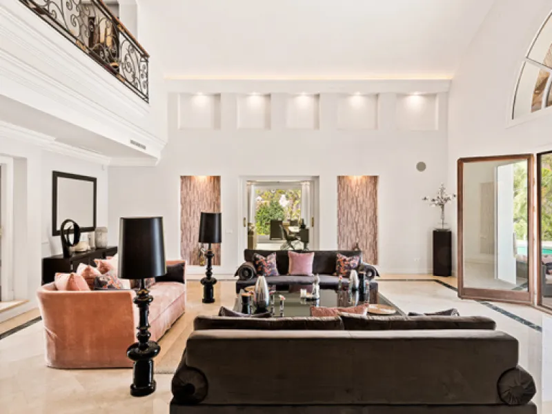A fabulous 6 bedroom family residence uniquely situated in an elevated position front line to Los Naranjos Golf course thus boasting amazing open views.