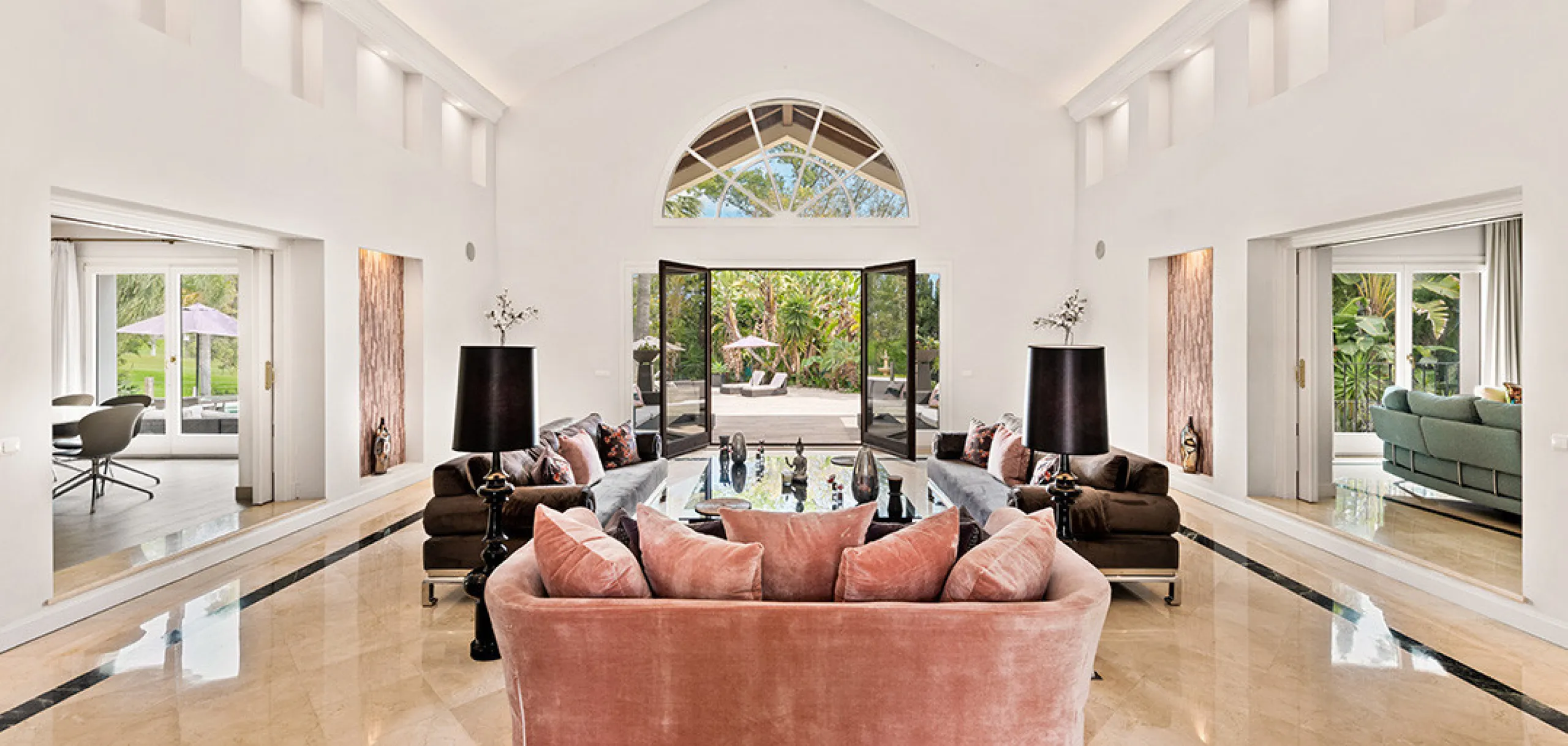A fabulous 6 bedroom family residence uniquely situated in an elevated position front line to Los Naranjos Golf course thus boasting amazing open views.