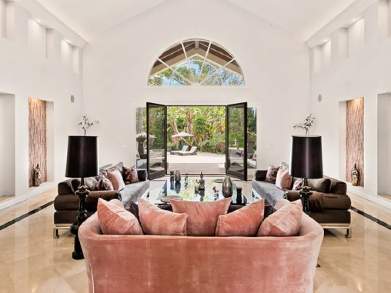 A fabulous 6 bedroom family residence uniquely situated in an elevated position front line to Los Naranjos Golf course thus boasting amazing open views.
