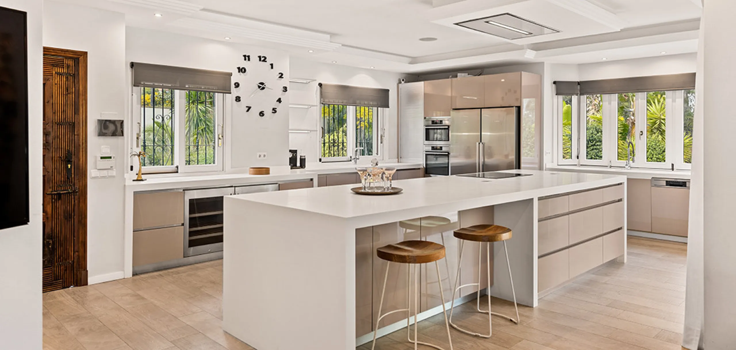 A fabulous 6 bedroom family residence uniquely situated in an elevated position front line to Los Naranjos Golf course thus boasting amazing open views.