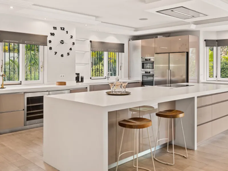 A fabulous 6 bedroom family residence uniquely situated in an elevated position front line to Los Naranjos Golf course thus boasting amazing open views.