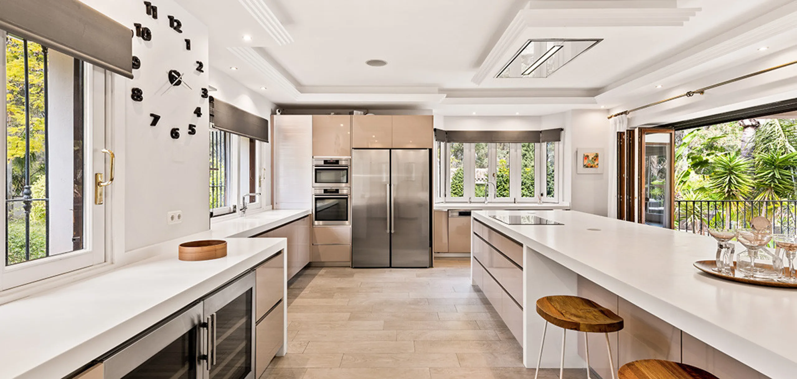 A fabulous 6 bedroom family residence uniquely situated in an elevated position front line to Los Naranjos Golf course thus boasting amazing open views.