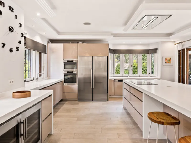 A fabulous 6 bedroom family residence uniquely situated in an elevated position front line to Los Naranjos Golf course thus boasting amazing open views.