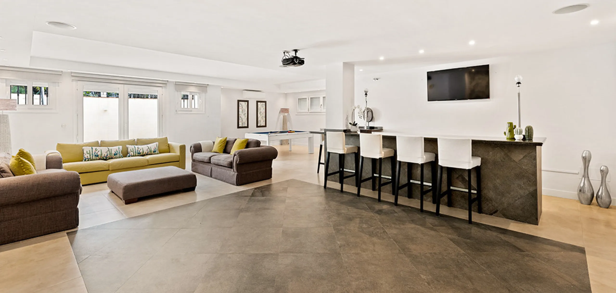 A fabulous 6 bedroom family residence uniquely situated in an elevated position front line to Los Naranjos Golf course thus boasting amazing open views.