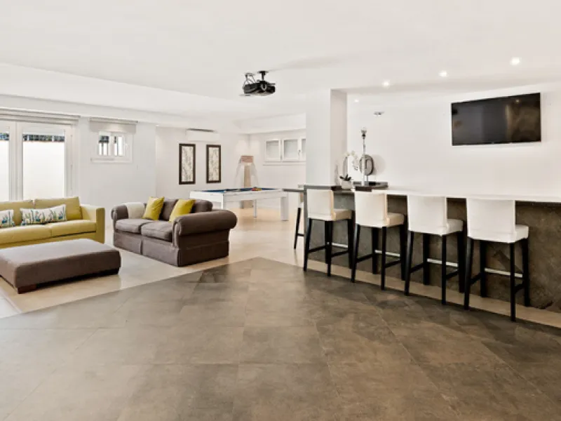 A fabulous 6 bedroom family residence uniquely situated in an elevated position front line to Los Naranjos Golf course thus boasting amazing open views.