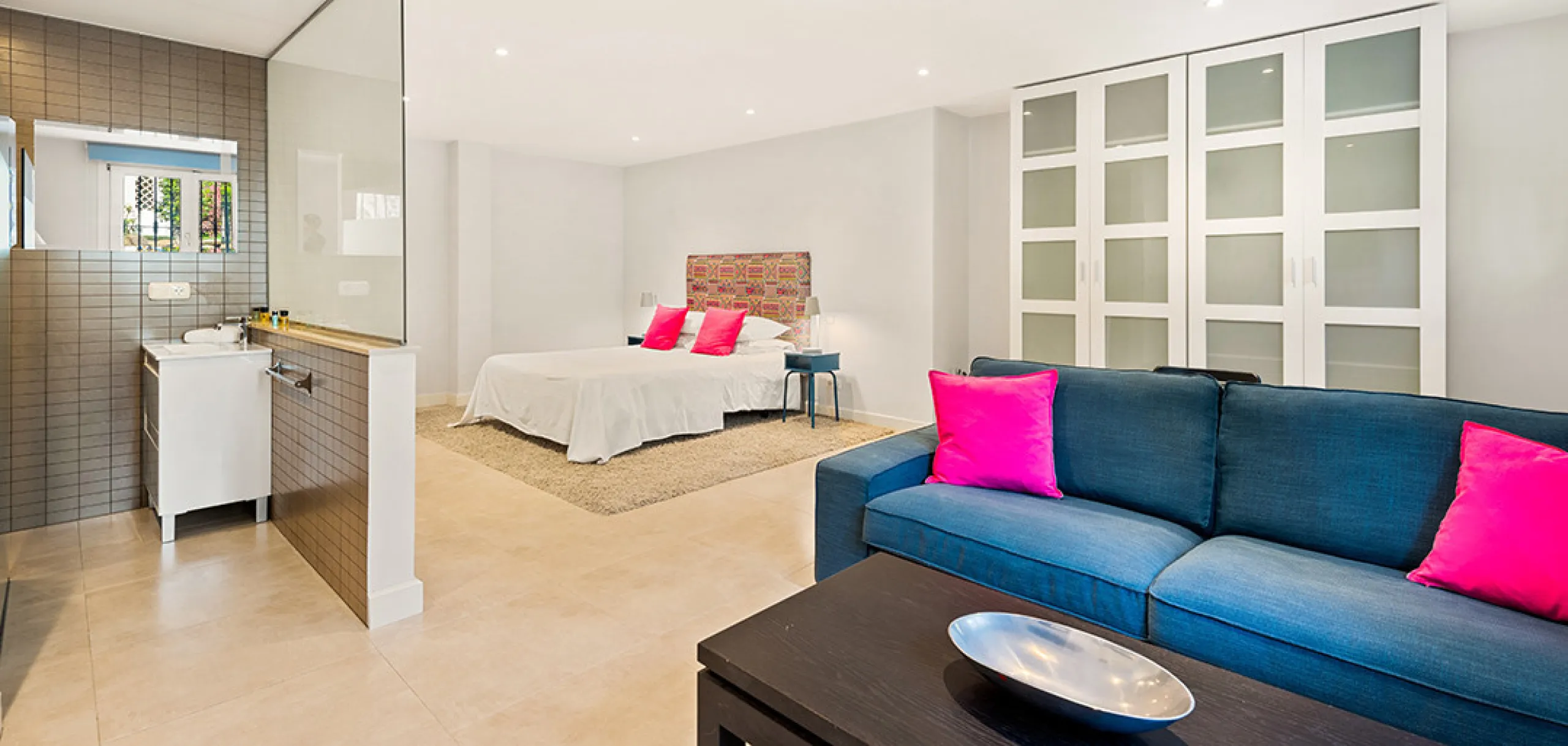 A fabulous 6 bedroom family residence uniquely situated in an elevated position front line to Los Naranjos Golf course thus boasting amazing open views.