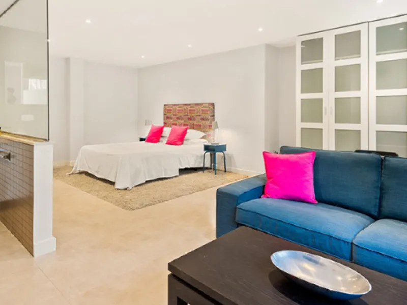 A fabulous 6 bedroom family residence uniquely situated in an elevated position front line to Los Naranjos Golf course thus boasting amazing open views.