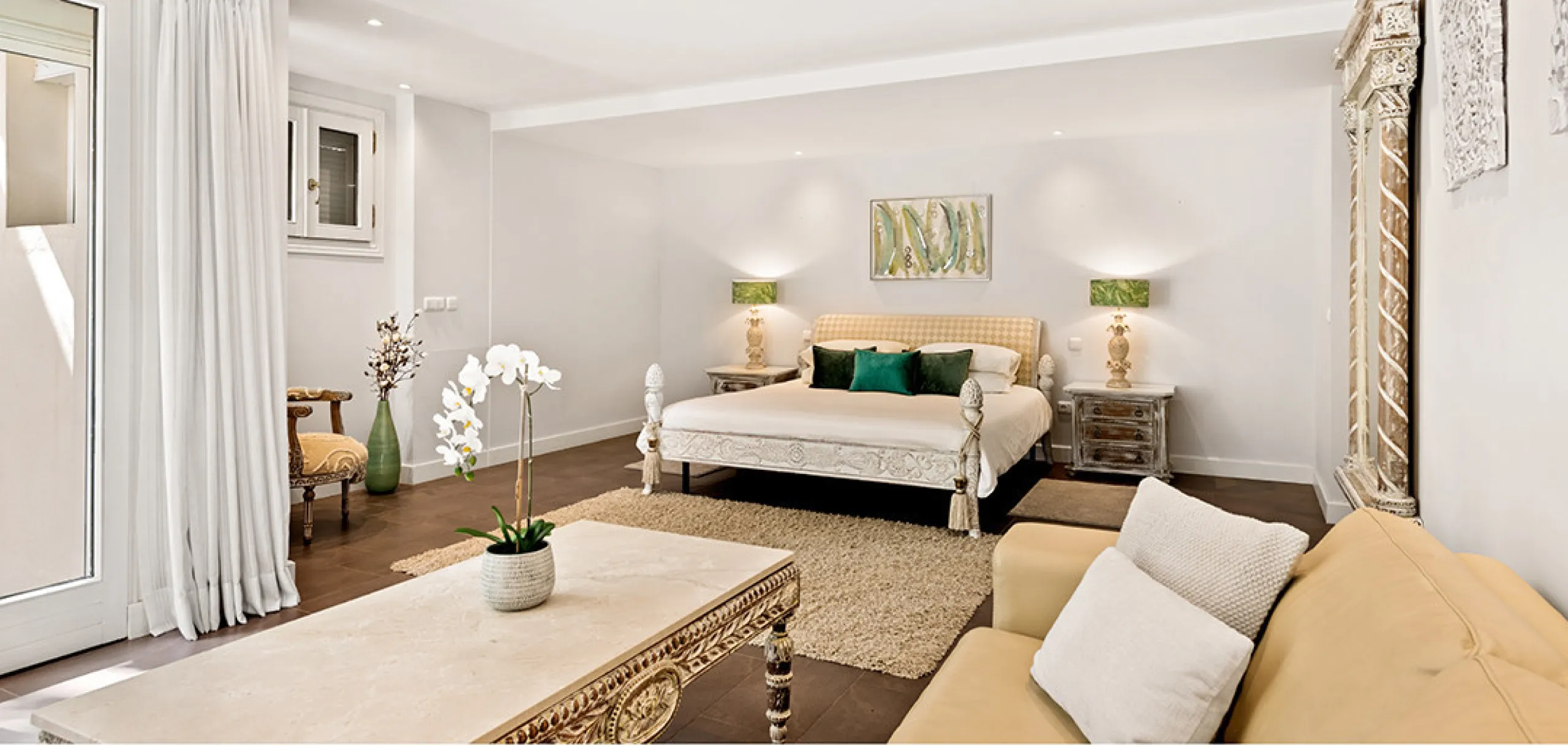 A fabulous 6 bedroom family residence uniquely situated in an elevated position front line to Los Naranjos Golf course thus boasting amazing open views.
