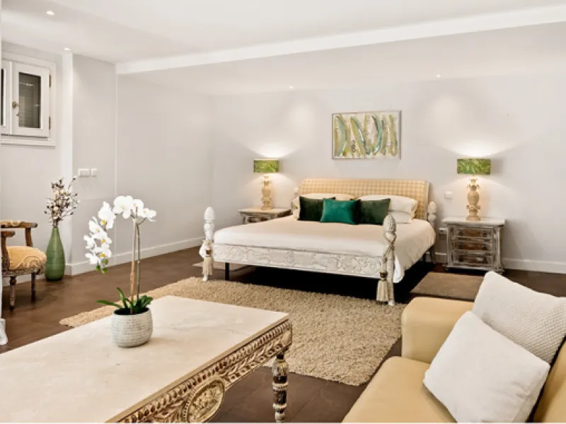 A fabulous 6 bedroom family residence uniquely situated in an elevated position front line to Los Naranjos Golf course thus boasting amazing open views.