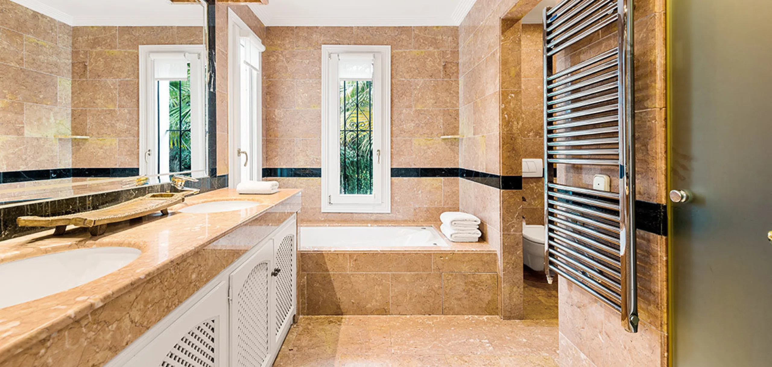 A fabulous 6 bedroom family residence uniquely situated in an elevated position front line to Los Naranjos Golf course thus boasting amazing open views.