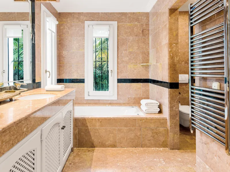 A fabulous 6 bedroom family residence uniquely situated in an elevated position front line to Los Naranjos Golf course thus boasting amazing open views.