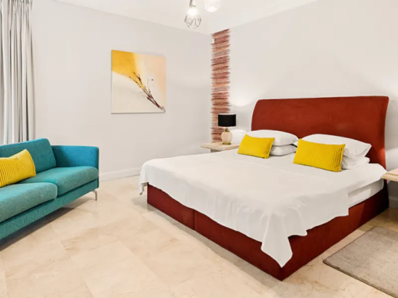 A fabulous 6 bedroom family residence uniquely situated in an elevated position front line to Los Naranjos Golf course thus boasting amazing open views.