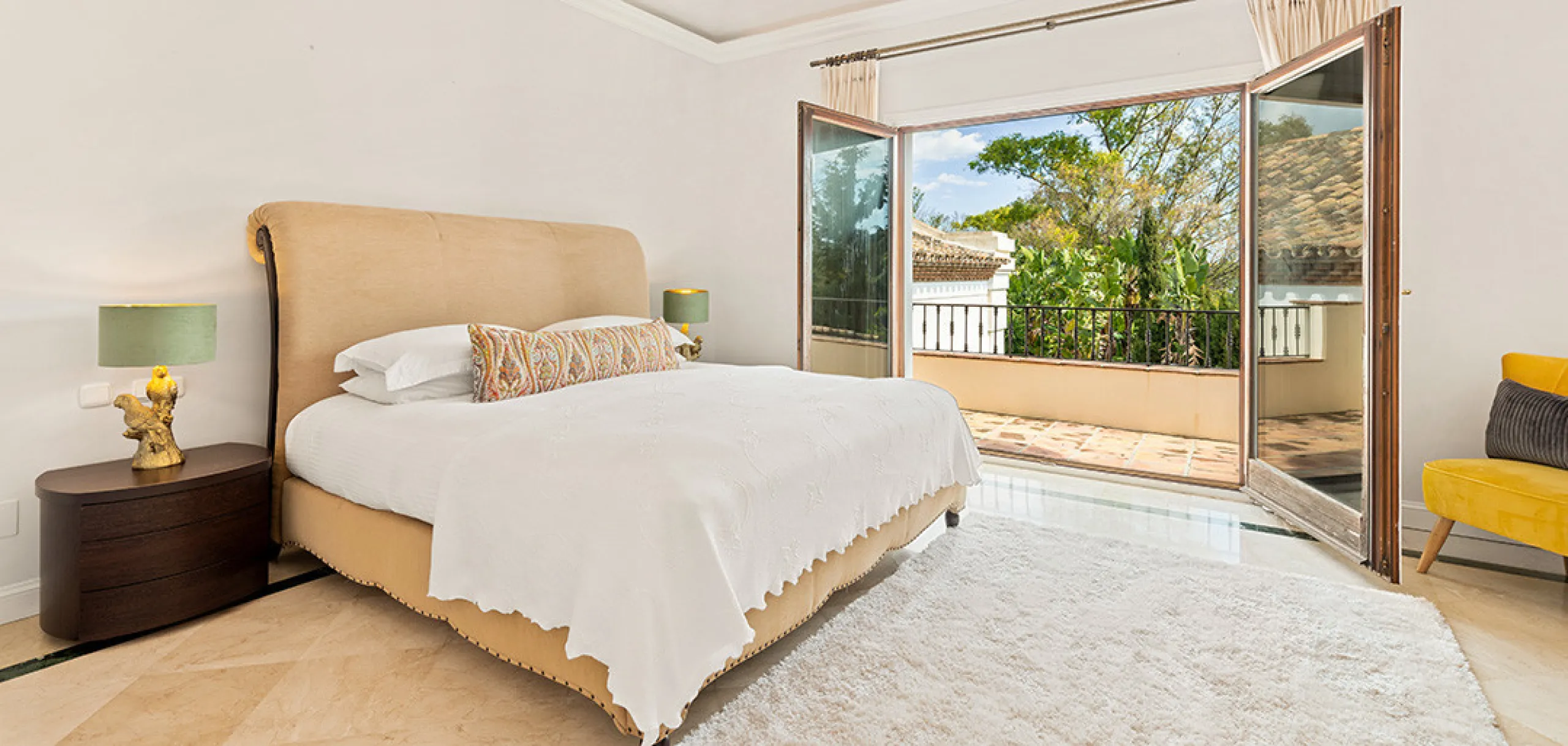 A fabulous 6 bedroom family residence uniquely situated in an elevated position front line to Los Naranjos Golf course thus boasting amazing open views.