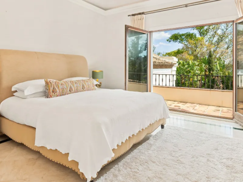 A fabulous 6 bedroom family residence uniquely situated in an elevated position front line to Los Naranjos Golf course thus boasting amazing open views.