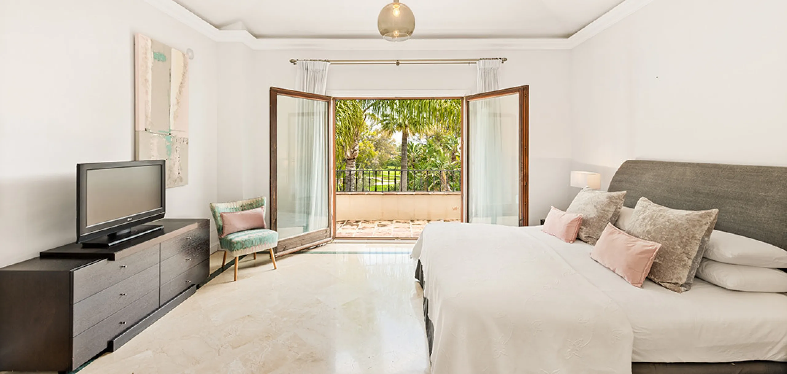 A fabulous 6 bedroom family residence uniquely situated in an elevated position front line to Los Naranjos Golf course thus boasting amazing open views.