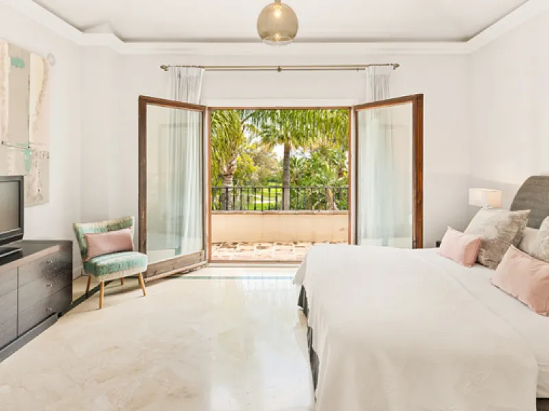 A fabulous 6 bedroom family residence uniquely situated in an elevated position front line to Los Naranjos Golf course thus boasting amazing open views.