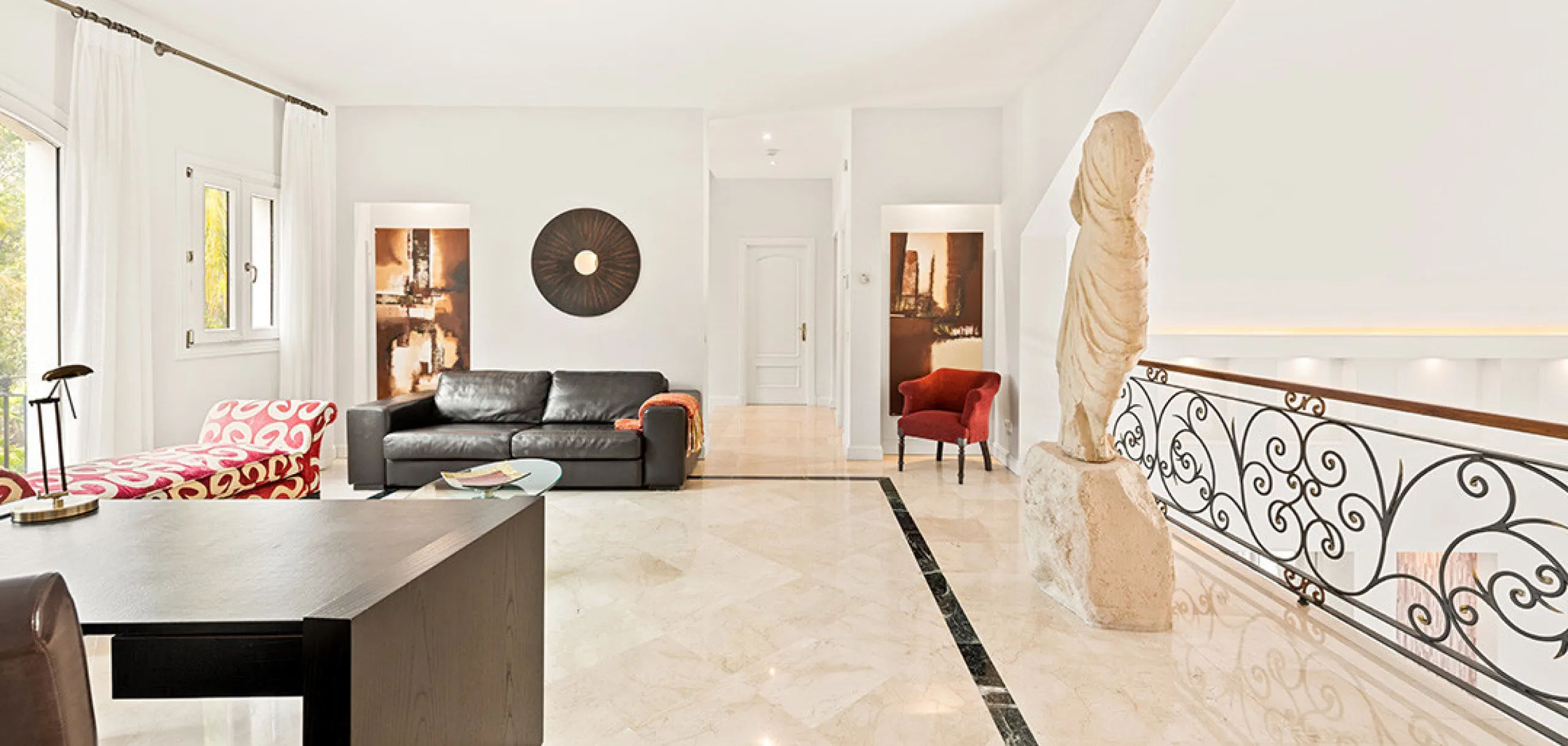 A fabulous 6 bedroom family residence uniquely situated in an elevated position front line to Los Naranjos Golf course thus boasting amazing open views.